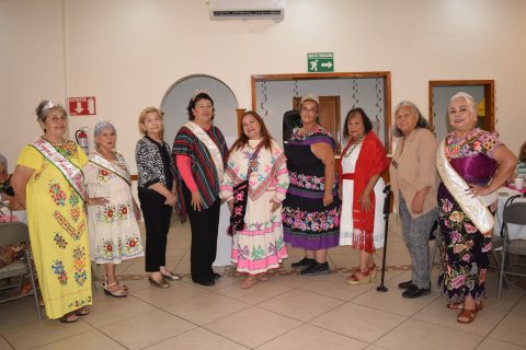 Las reinas de las Fiestas Patrias de distintos años posaron para la cámara.