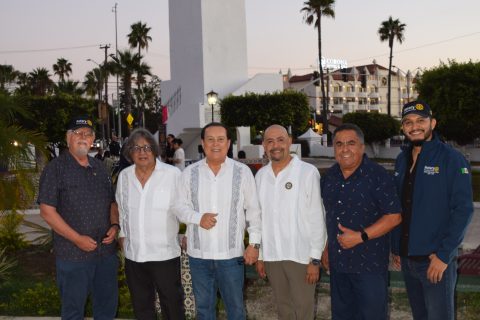 Integrantes del Club Rotario Ensenada Riviera durante la puesta en marcha del reloj del Centro Cultural Riviera.