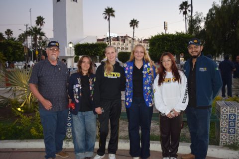 Roberto Pou y Mario Escobar junto a las jóvenes rotarianas de intercambio.