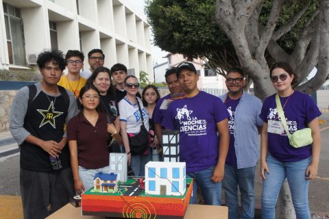 Investigadores y estudiantes de sismología, junto a un grupo de visitantes, después de presentar el módulo Puedes crear un temblor.