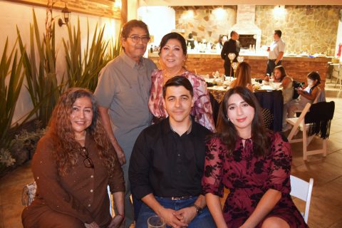 La familia Loza Rosales acudió a la celebración de 50 años de los egresados.