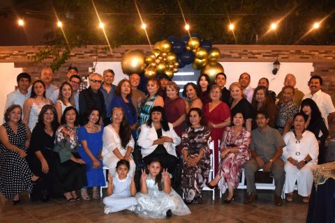 Los egresados acudieron a la reunión acompañados de sus familias.