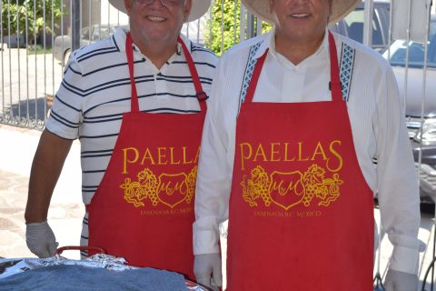 Carlos López y Martin Muñoz estuvieron a cargo de la preparación de la paella. 