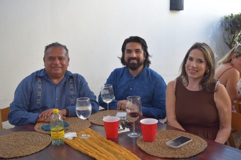 Efraín Leree, Carlos Roble y Cecilia Castro. 