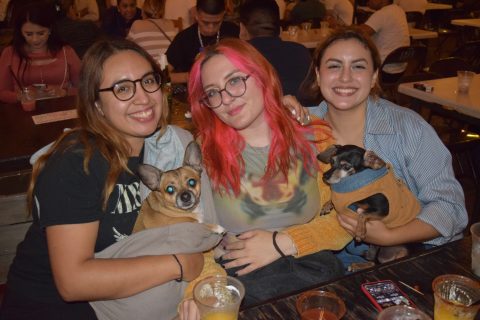 Dafne y su perrito Kiki, Ángel y Nicole con su perrito El Negrito. 