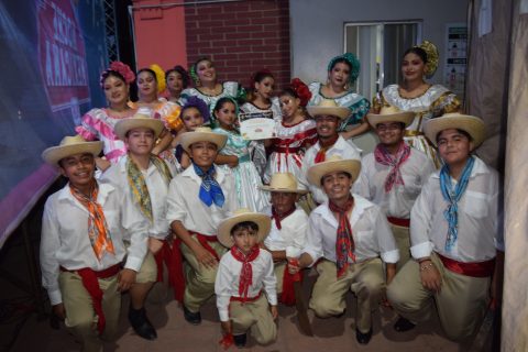 La academia de danza Huehuecóyotl fue uno de los atractivos durante la Noche Mexicana.