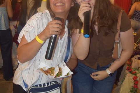 Ximena y Ángeles.
