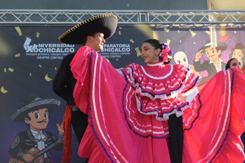 La Noche Mexicana de Preparatoria y Universidad Xochicalco se celebró con tradicionales bailes folclóricos.