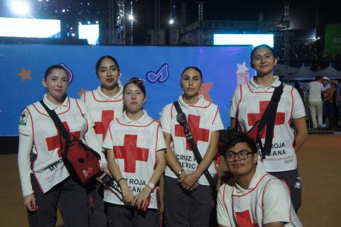Jóvenes de la Cruz Roja Mexicana estuvieron presentes durante el evento.