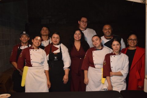 Estudiantes de Gastronomía de Universidad Vizcaya de las Américas preparó los alimentos para la velada.