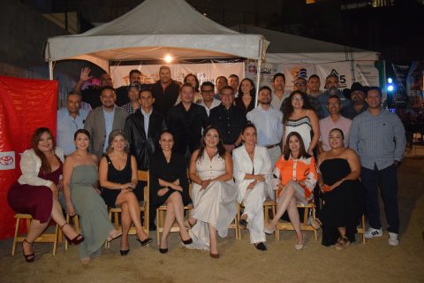 Integrantes del Colegio de Arquitectos Profesionistas de Ensenada se tomaron la fotografía del recuerdo. 