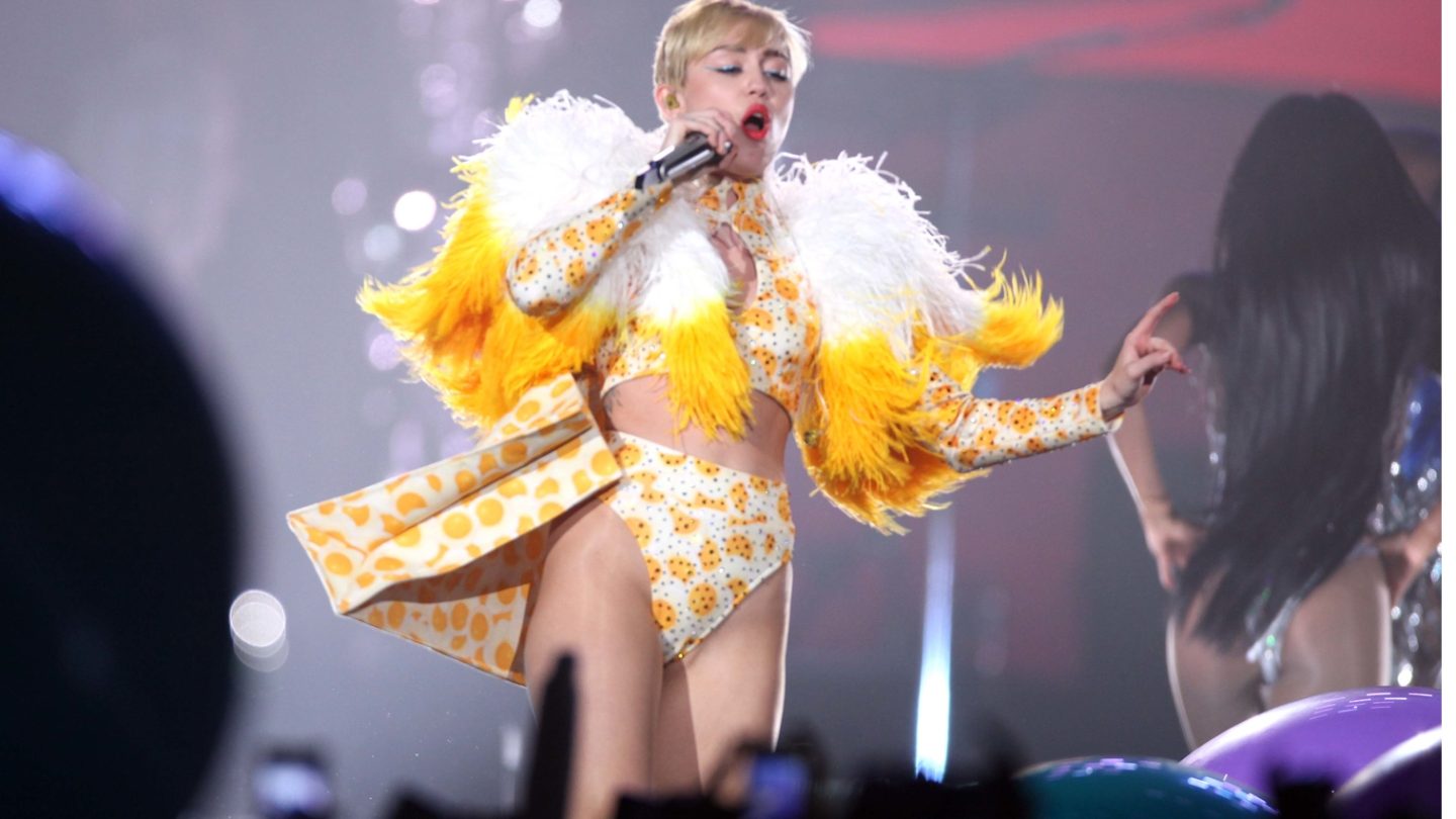 Sufre Miley caída histórica