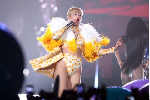 Sufre Miley caída histórica