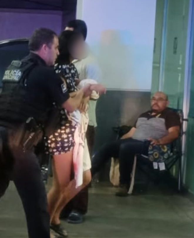 Auxilian policías a bebécon dificultad respiratoria