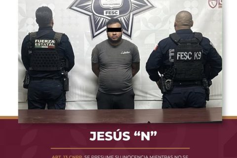 Agrede a agentes y termina detenido