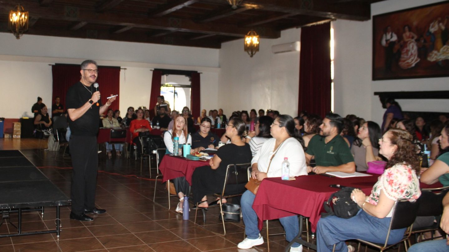 Capacitan a personal por alumnos destacados
