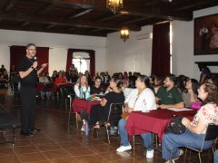 Capacitan a personal por alumnos destacados