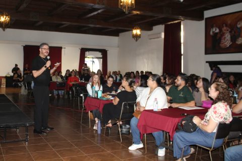 Capacitan a personal por alumnos destacados