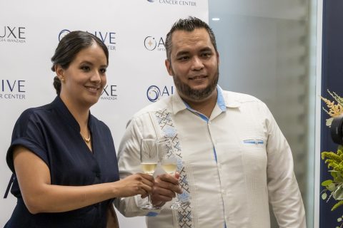 Anel Soto Ontiveros y Maclovio Córdova Cisneros brindaron por el nuevo espacio médico.
