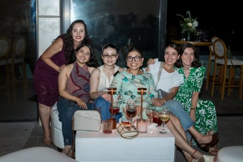 Miranda Esquer, Mariana Gastelum, Priscila Navarrete y Génesis García junto a sus invitados.