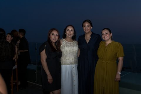 Marilyn Hernández, Mirla Romo y Sonia Beltrán junto a su invitada.