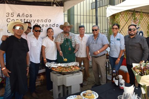 El equipo del Colegio de Arquitectos Profesionistas de Ensenada preparó su paella.