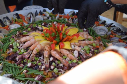 Los equipos prepararon diferentes estilos de paella. 