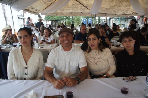 Daniela Jaime, Javier González, Laura Carranza y Santiago.