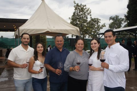 David Carrillo, Fernanda Castro, Raymundo Carrillo, Claudia Barajas, Janet Ruiz y Ray Carrillo.