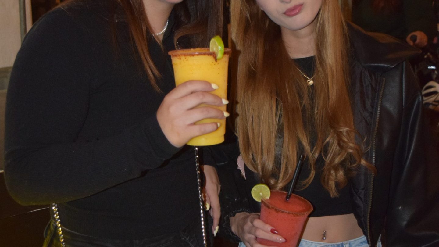 Brindan con margaritas