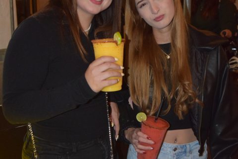 Brindan con margaritas