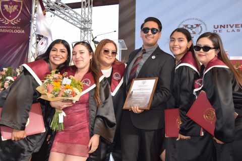 Egresadas de la Licenciatura en Psicología posaron con su padrino Ángel Balbuena.
