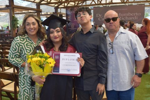Estefanía Álvarez Martínez compartió su gran logro junto a sus papás y hermano.