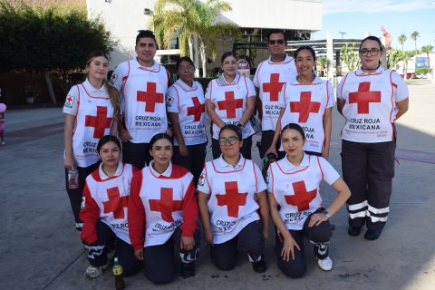 Integrantes de la Cruz Roja Mexicana de Ensenada se unieron a la caminata.