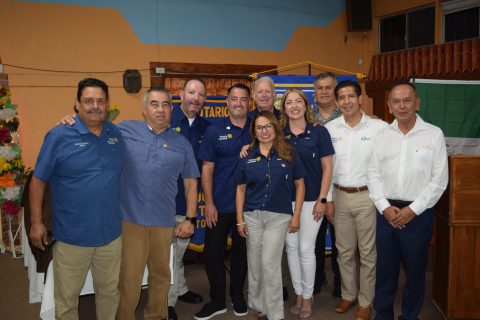 La mesa directiva del Club Rotario Ensenada Costa Hermosa posó junto a los padrinos de la organización.