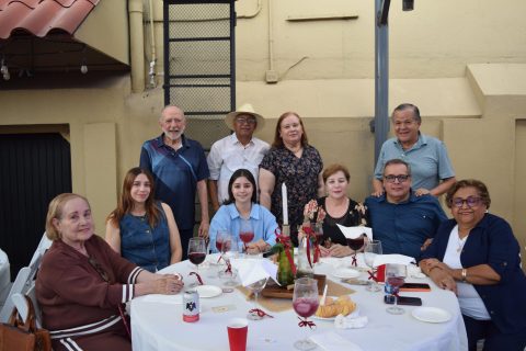 La familia Espino compartió la deliciosa paella.