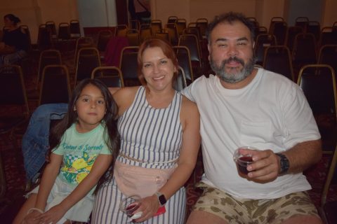Sara, Gloria y Daniel Fierros.