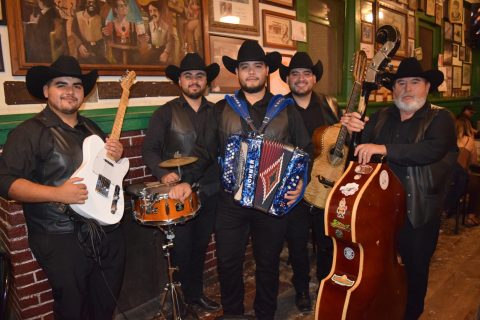 Twins Band animó la fiesta en la famosa cantina.