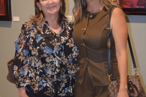 Alma Gloria Acuña y Fernanda Flores.