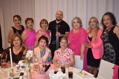 Las asistentes al evento se tomaron fotos con Rubén Ghukasyan, quien amenizó el evento.