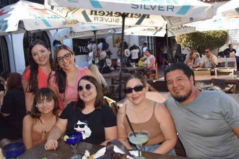 La familia Torres aprovechó el agradable clima durante las actividades del bazar.