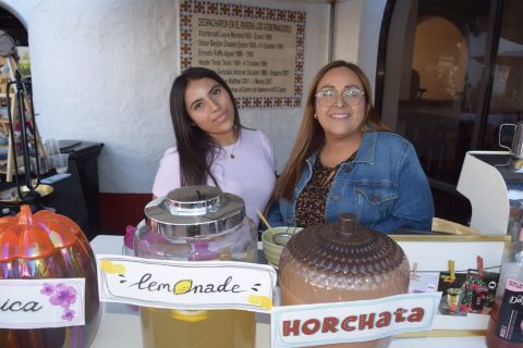 Isabela y Marisol Cota.