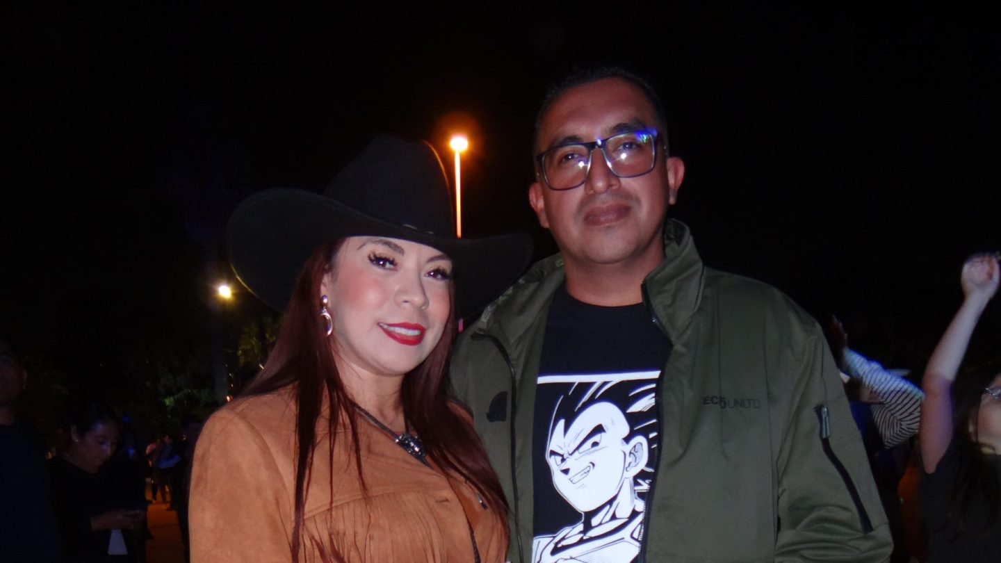 Disfrutan noche musical