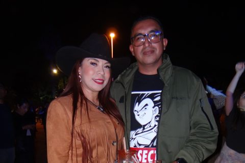 Disfrutan noche musical