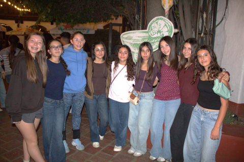 Entre amigas asistieron en grupo al recorrido.