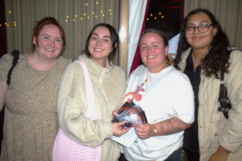 Samantha, Lili, Hannah y Dinorah visitaron el Centro Cultural Riviera desde Londres.
