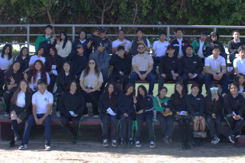 Denis y Alberto junto a sus alumnos del CBTa 308 en San Quintín.