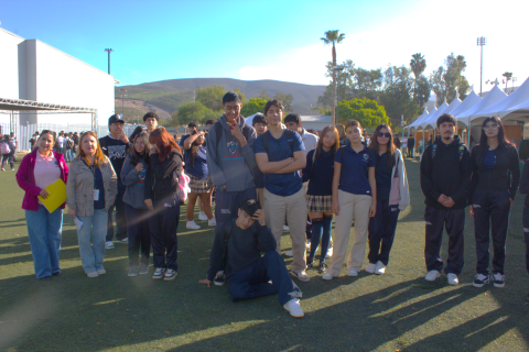 Las docentes América Sánchez y Jazmín Zúñiga junto a los alumnos de Cobach.