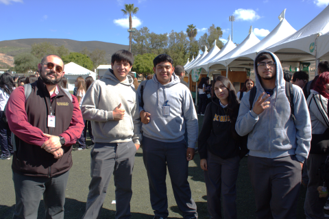 Alfonso Alvarado Ascorgan junto a sus estudiantes de Cobach Valle de Guadalupe.