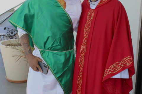 Erick González y el presbítero Sergio Velázquez.